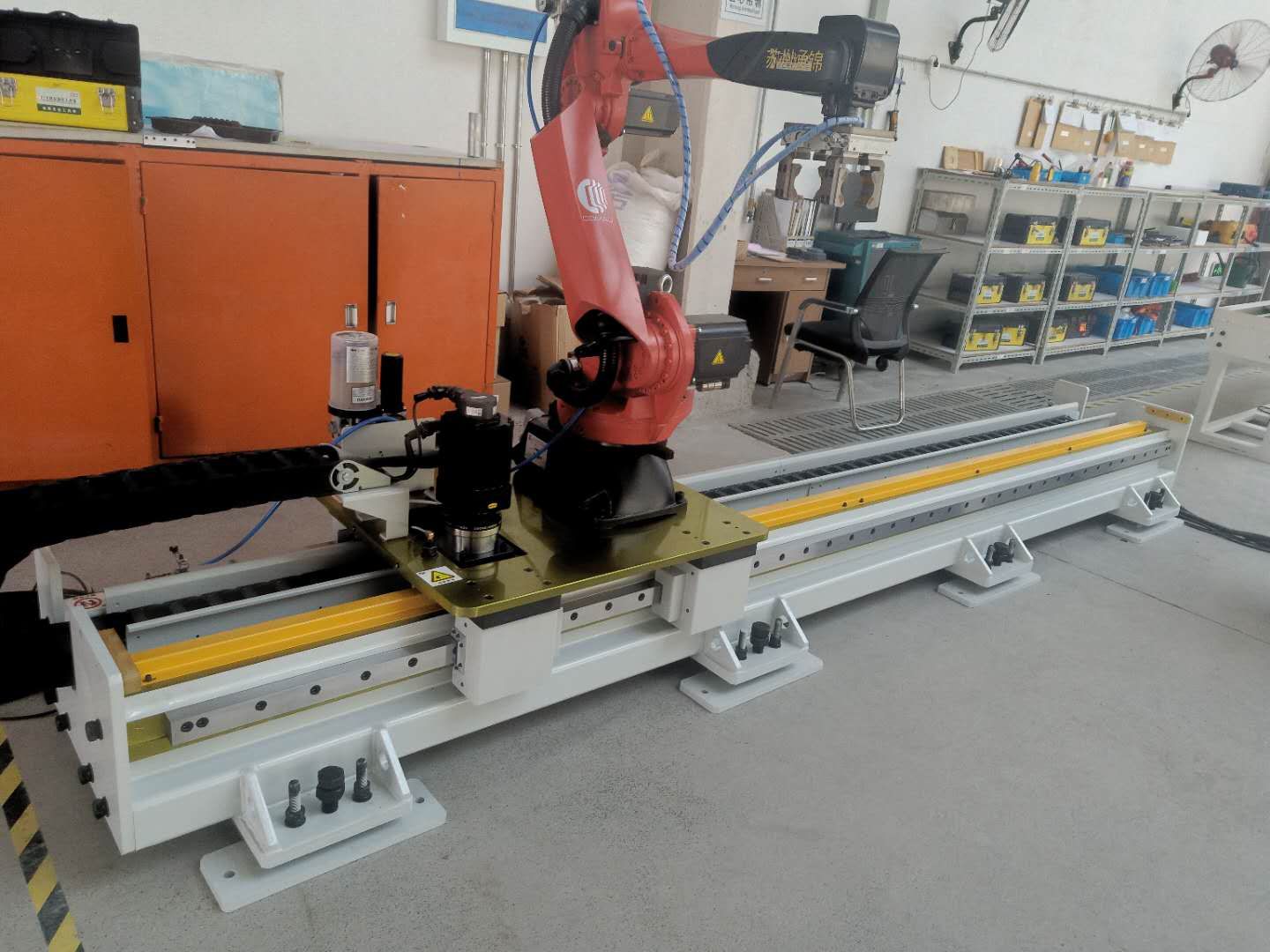 柯馬第七軸機器人應用